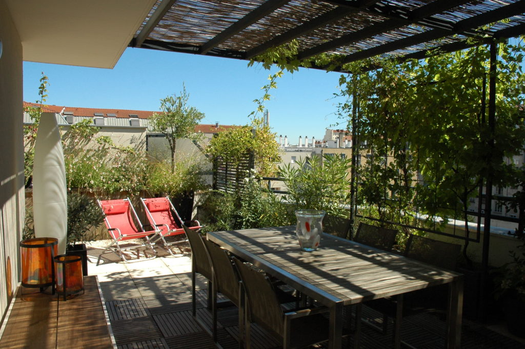 Une terrasse aménagée par Exonido au dernier étage d'un immeuble Lyonnais