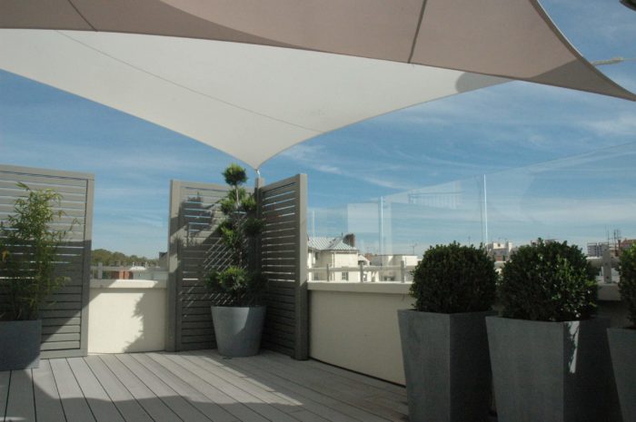 Coupe vent terrasse enPMMA sur terrasse d'immeuble