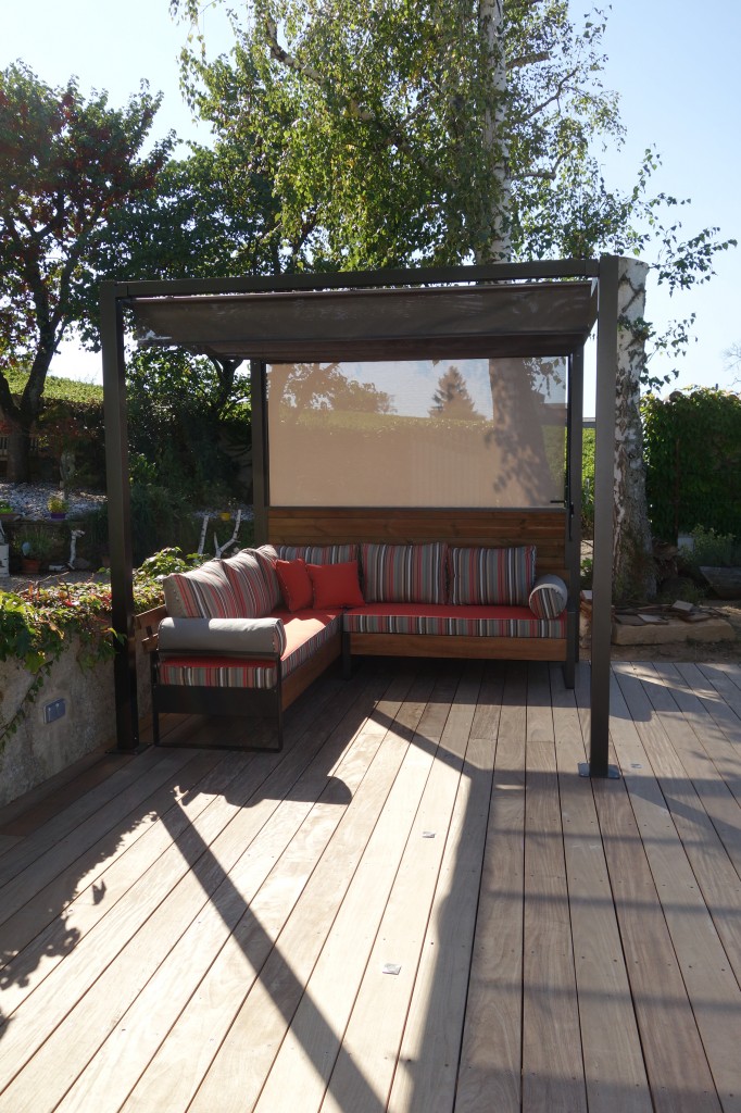 Aménagement de terrasse avec pergola, canapé, sol ipé et spa : un espace de détente aussi convivial que confortable