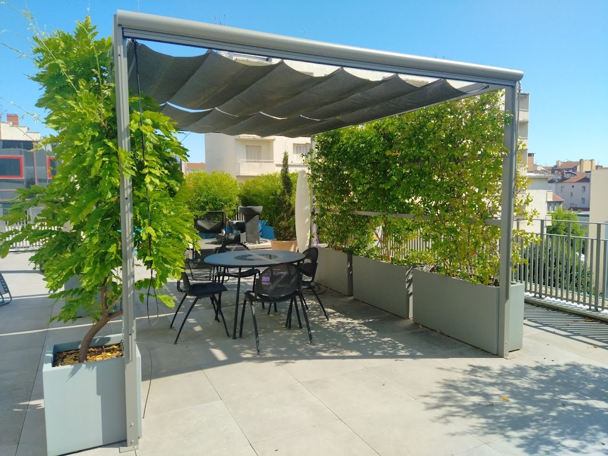 Pergola contemporaine autoportée avec jardinières lestées et intégrées, arrosage automatique, toiles d'ombrage rétractables