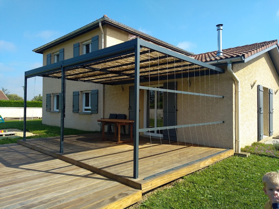 Cette pergola végétale contemporaine a été conçue pour abriter la terrasse du soelil et du vis à vis trop proche. Le treillage en inox solide et serré va guider les végétaux grimpants pour obtenir une cloison végétale dense, agréable, colorée et parfumée.